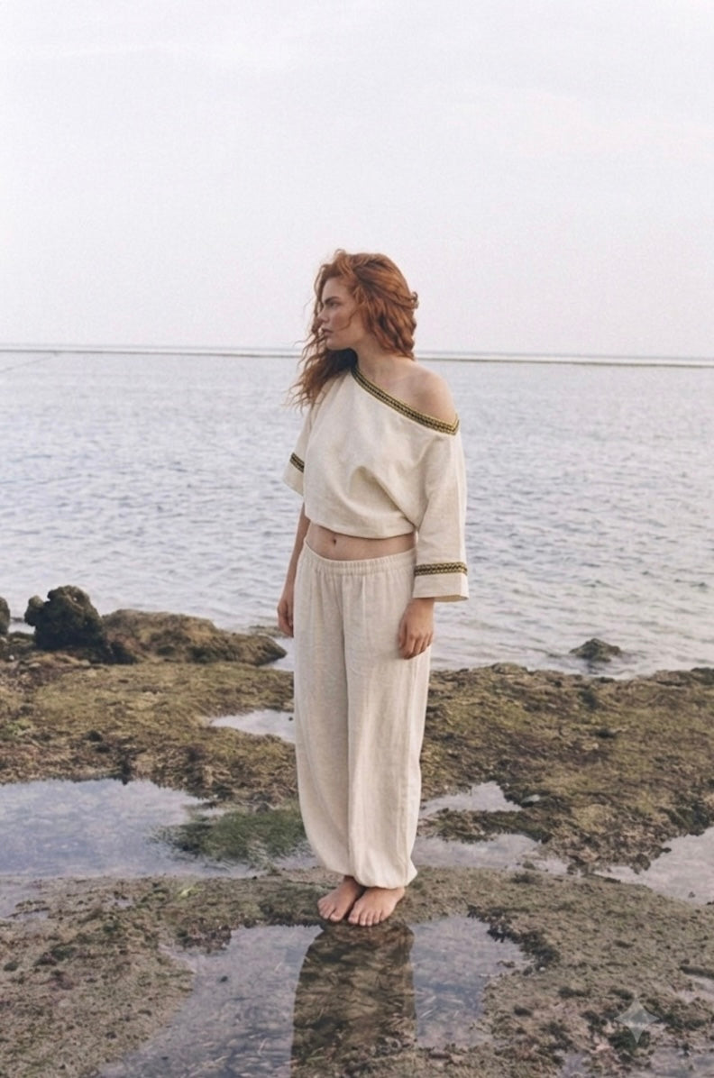Kayık Yaka Ekru Şile Bezi Crop Bluz