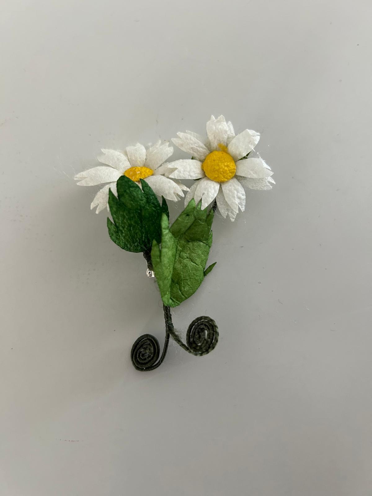 İpek Çiçek Yaka İğnesi